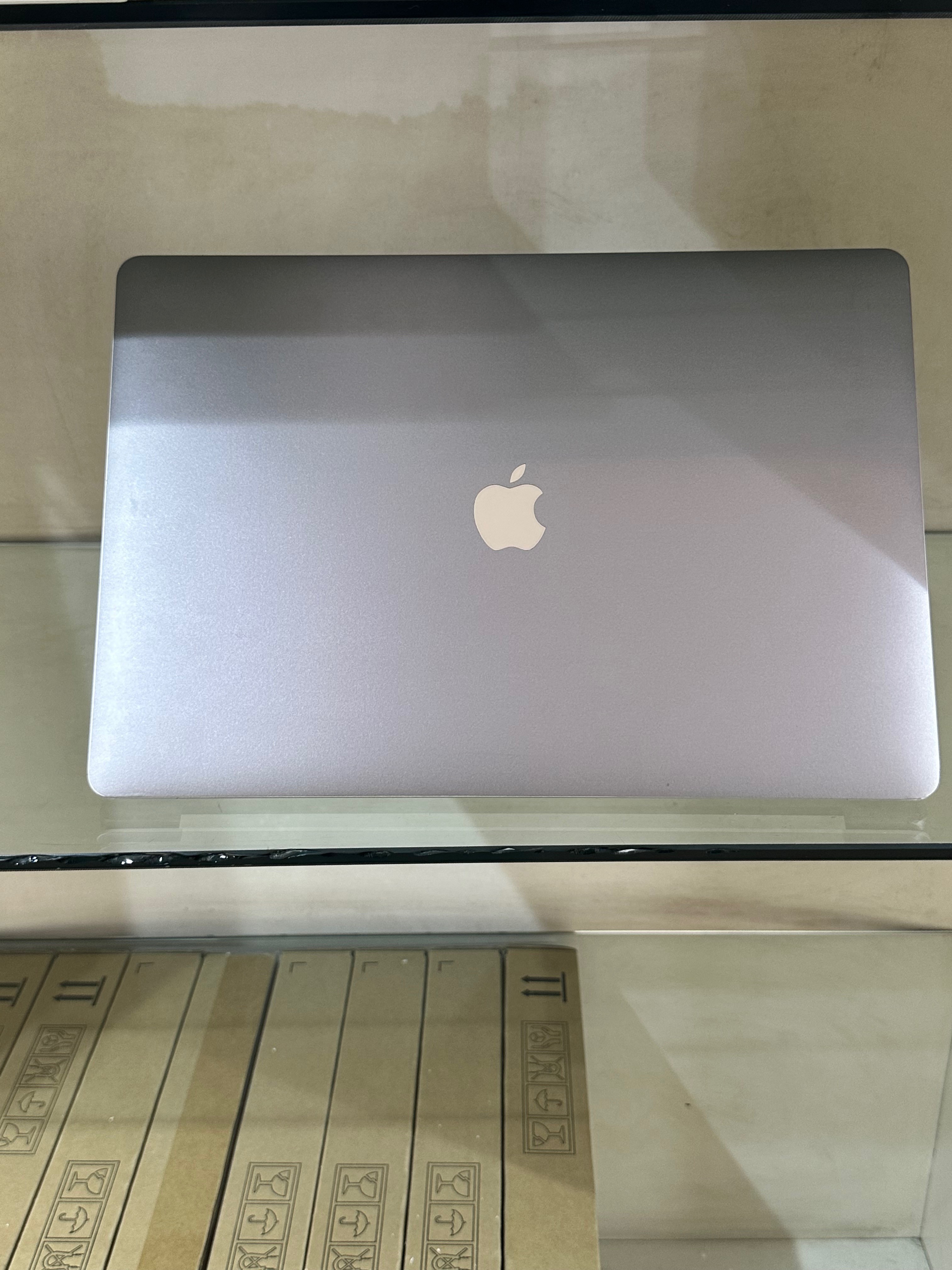 UK Used Apple macBook Pro 2017 core i7 16gb RAM 512gb 